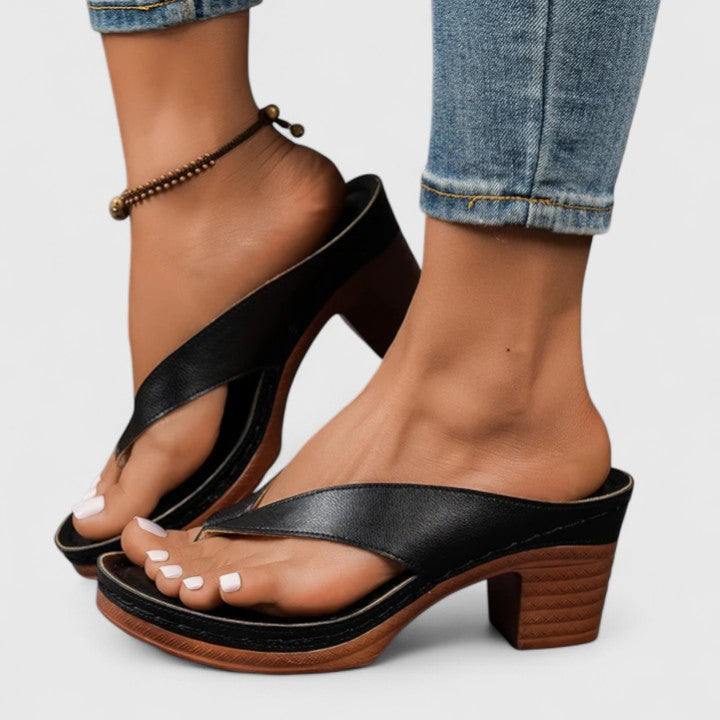 Women's Block-Heel Sandals in black, Timeless Toe-Post Design