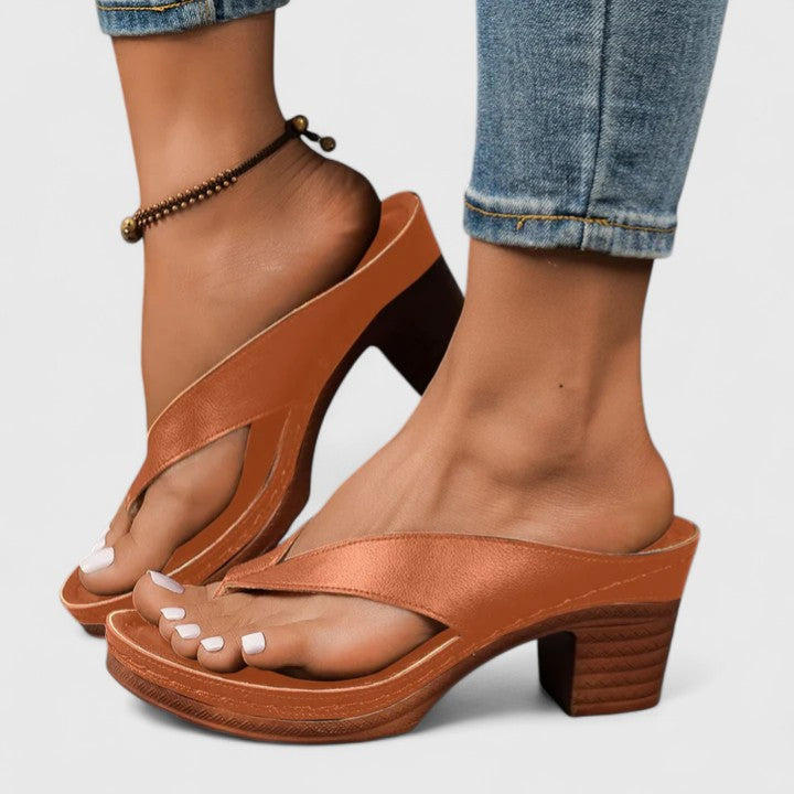 Women's Block-Heel Sandals in brown, Timeless Toe-Post Design