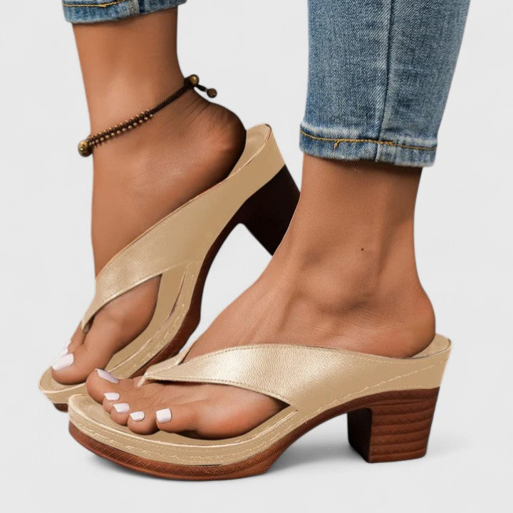 Women's Block-Heel Sandals in gold, Timeless Toe-Post Design